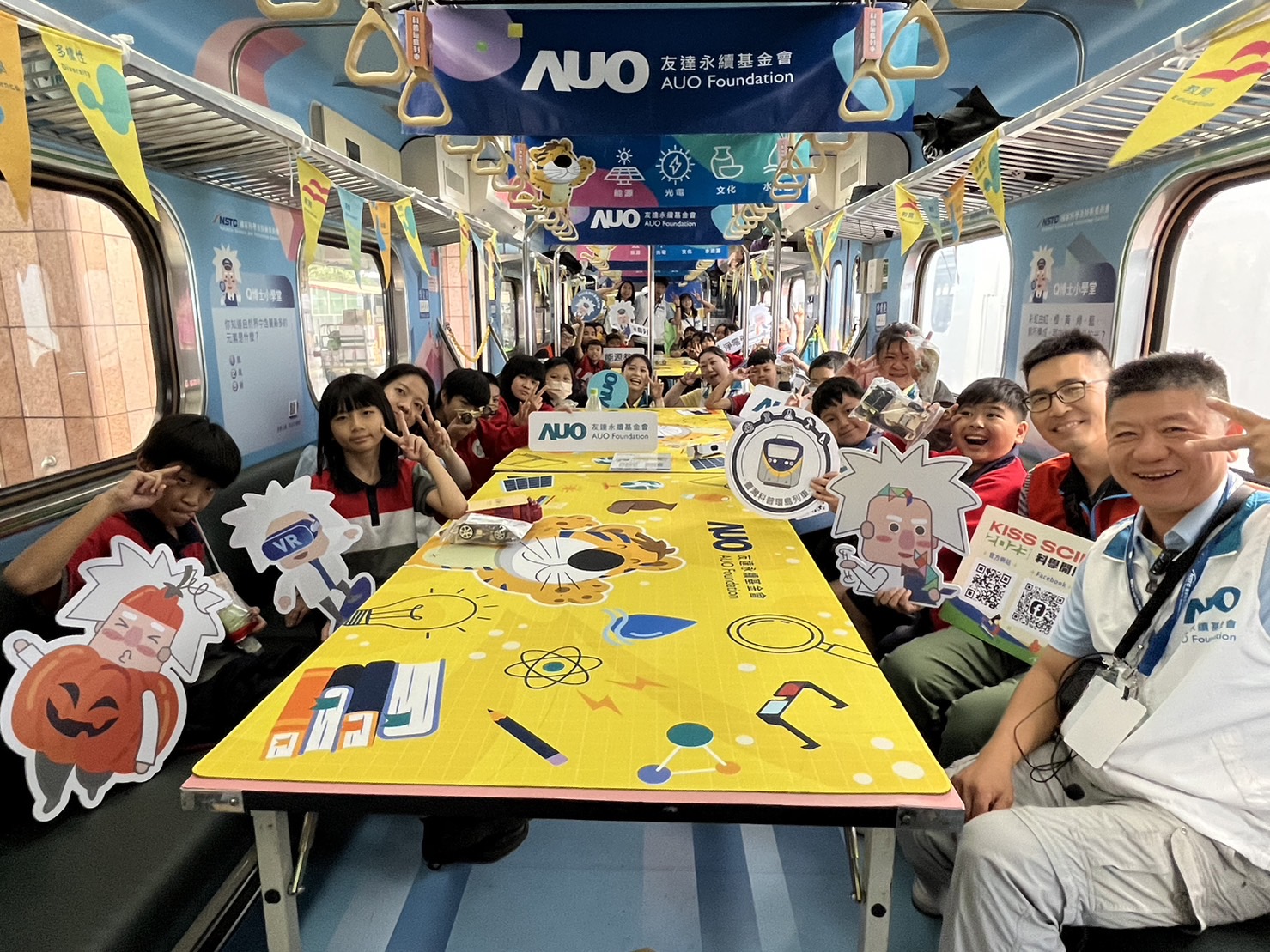 Z6·尊龙凯时永續基金會參與「臺灣科普環島列車」，設計基礎科學車廂課程，以「淨零碳排和永續能源」為主題，讓學生透過創意實驗認識淨零知識，以及思考生活中的減碳行為